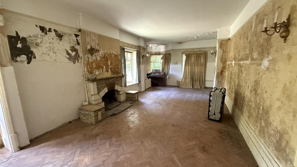 Lot: 42946 - RARE FREEHOLD OPPORTUNITY - A SUBSTANTIAL AND ESTABLISHED RESIDENTIAL, COMMERCIAL AND GRAZING LAND COMPLEX - Interior image of main living room in main house